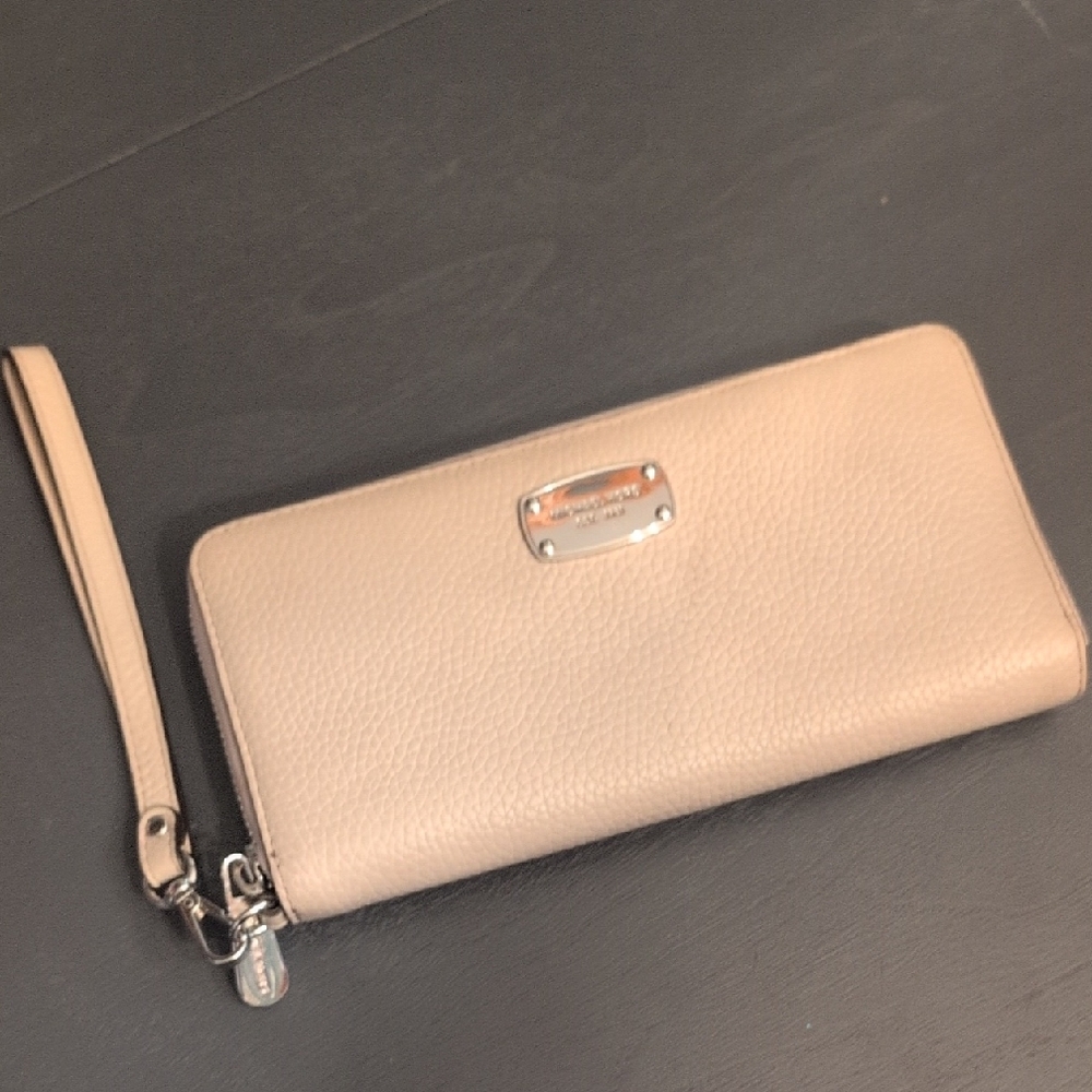 Michael Kors Cream Leather Wristlet Clutch